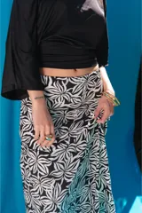 Pollera larga de viscosa con estampado animal print tipo leopardo, de corte recto y tiro alto.