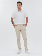 Pantalón chino color beige de corte slim y pierna recta, confeccionado en sarga de algodón elástico.