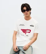 Remera de algodón de manga corta y cuello redondo, con diseño de estilo automovilístico. Presenta una estampa frontal con el personaje Snoopy, el logo de Peanuts Motorsport y la inscripción Racing Team.