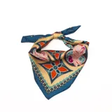 Pañuelo cuadrado de satén con estampado multicolor en tonos azules, beige y anaranjados con motivos geométricos y florales.