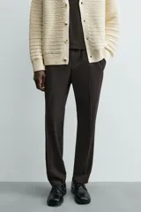 Pantalón regular fit color negro de tejido con viscosa, con cintura elástica ajustable con cordón, bolsillos frontales y traseros.