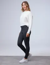 Legging elastizada azul oscuro, marca Alex & Jordan. Pretina ancha con faja interna moldeadora.