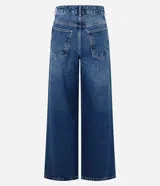 Pantalón de jean premium de tiro medio con corte wide leg, de color azul, con pretina con pasacintos y bolsillos funcionales.