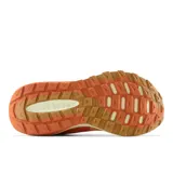 Championes de trail running New Balance DynaSoft Nitrel v5 para mujer, color naranja con detalles en blanco y suela marrón. Fabricados con tejido impermeable GORE-TEX®, entresuela DynaSoft y suela AT Tread.
