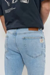 Pantalón de denim estilo clásico, de tiro medio y corte recto en color celeste claro.