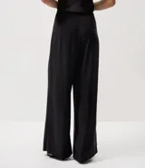 Pantalón de sastrería modelo pantalona, de corte amplio y tiro alto, con cintura lisa y pliegues frontales. Confeccionado en tejido de poliéster con elastano.