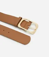 Cinturón de mujer ancho de color camel, confeccionado en poliuretano (PU) con una hebilla metálica cuadrada de color dorado.