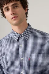 Camisa de hombre Levi's de manga larga con estampado a cuadros azul y blanco.