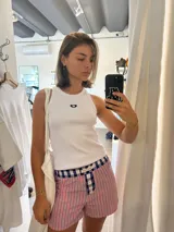 Musculosa blanca de algodón con logo bordado en el pecho.