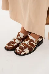 Mocasines de cuero con estampado animal print, con puntera cuadrada y diseño enrejillado.