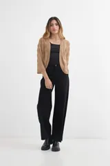 Cardigan de tejido de punto color beige con rayas horizontales en tono más claro, de mangas 3/4 y corte clásico.