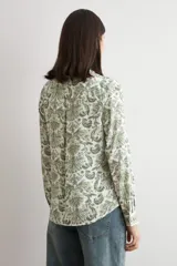 Camisa de manga larga con estampado paisley en tonos verdes sobre base blanca, con cuello camisero y cierre frontal de botones.
