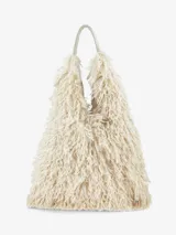 Cartera de diseño amplio y estructura flexible, confeccionada en textura de pelo sintético que aporta volumen. Cuenta con asas cortas integradas para llevar al hombro o en la mano.