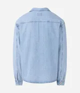 Camisa masculina de corte boxy confeccionada en denim de algodón, con cuello camisero, mangas largas, cierre frontal con botones y bolsillo funcional en el pecho.