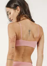 Soutien tipo top de microfibra sin costuras, sin aro y sin copas.