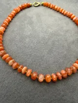 Collar corto tipo gargantilla compuesto por piedras semipreciosas de Sunstone (piedra del sol) facetadas en tonos anaranjados.