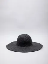 Gorro negro de paja trenzada con ala ancha moldeable.