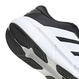 Championes de running Adidas Questar 4 M, de color negro con las clásicas tres tiras laterales en blanco y suela blanca amortiguada.