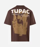 Remera boxy de algodón color marrón, con estampado trasero inspirado en Tupac y el concepto "The Rose", incluyendo texto y una imagen abstracta.