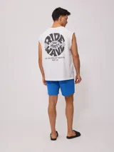 Musculosa blanca con estampado circular en el pecho con la frase "Ride the Rusty Wave".