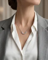 Collar de acero italiano con cadena fina y dije central compuesto por una hilera de siete circonias engarzadas en bisel.