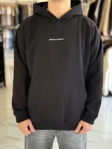 Canguro oversize marrón con capucha, bolsillo tipo canguro y diseño estampado en la espalda con el texto "Be Brave" y detalles tipográficos en color blanco.