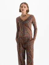 Top de punto color marrón con estampado de labios azules, escote en V profundo con jareta ajustable, mangas largas y calce al cuerpo.