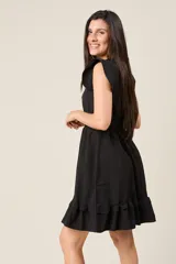 Vestido corto blanco con cuello en V, mangas cortas con volados, cintura elastizada y falda con volados.