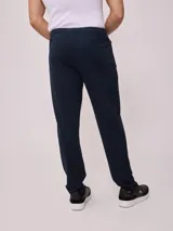 Pantalón deportivo jogger recto azul marino, confeccionado en 60% algodón y 40% poliéster.