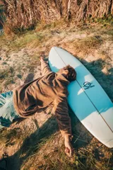 Buzo beige de corte clásico con cuello alto y cierre parcial con cremallera.