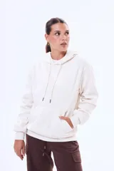 Buzo tipo canguro de felpa color marrón, con capucha ajustable mediante cordones y bolsillo frontal tipo canguro.