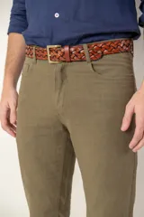 Pantalón de lino color beige, de corte recto y diseño clásico de cinco bolsillos.