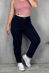 Jean mom de dama color negro, de tiro alto y corte recto.