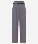 Pantalón de vestir gris de corte recto y cintura alta, con trabillas en la cintura, cierre tradicional y cinturón fino de material sintético con hebilla metalizada.