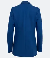 Blazer alargado color gris oscuro, con cuello solapa, bolsillos incorporados y cierre frontal con dos botones.