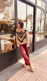 Pantalón slouchy de cuero ovino italiano color burdeos, corte mom fit con tiro semi alto, tajos inferiores y bolsillos laterales.