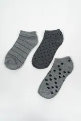 Pack de tres pares de medias tobilleras grises con diferentes estampados: rayas horizontales, lunares y corazones.