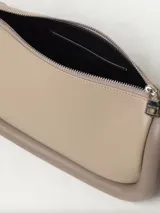 Bolso de hombro color beige, marca JW Anderson, modelo Bumper-12. Confeccionado en cuero con ribetes tubulares acolchados. Tiene correa de hombro ajustable, cierre con cremallera superior y logo estampado en el frente.