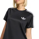 Remera Adidas Firebird negra con cuello redondo, mangas cortas y las tres rayas características de la marca en blanco a lo largo de los hombros y mangas. Incluye el logo del trébol de Adidas en el pecho.
