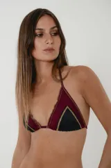 Conjunto de bikini confeccionado con combinación de lycras y texturas. El corpiño es de corte triángulo concéntrico con tirantes para atar al cuello y espalda, detalles en color bordó y costuras tipo overlock en tono camel en el escote. La bombacha es de diseño clásico con laterales finos y forrería de poliamida.