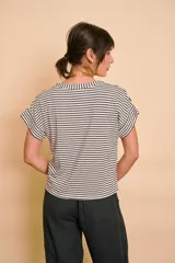 Remera de corte holgado, con diseño a rayas horizontales en color crudo y azul marino, cuello redondo y mangas cortas con vuelta.