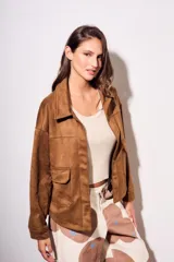 Sobrecamisa marrón de gamuza sintética, con cuello camisero, cierre frontal con botones, mangas largas con puños abotonados y bolsillos de parche en el pecho.