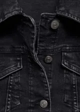 Chaqueta de denim negro estilo vaquero, con cuello clásico, cierre frontal de botones metálicos, bolsillos con solapa en el pecho y bolsillos laterales.