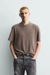 Camiseta de punto relaxed fit de algodón color bordó con efecto lavado, cuello redondo y manga corta.