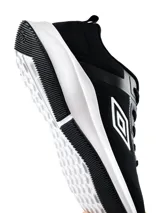 Championes Umbro modelo Volten para hombre, de color negro con suela blanca y el logo de la marca en el lateral.