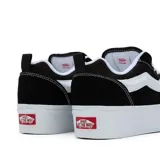 Championes Vans Knu Stack negros con plataforma blanca y detalles en blanco y rojo.