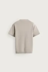 Camiseta regular fit de punto tejido en hilatura de algodón, color gris oscuro, con cuello redondo y manga corta, con acabados en rib.