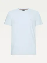 Remera celeste de algodón elástico, corte extra slim, cuello redondo y logo bordado en el pecho.