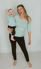 Remera de algodón elastizado con diseño apto para embarazo y lactancia, con apertura frontal oculta. Presenta escote redondo, mangas tres cuartos y corte entallado.