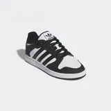 Championes Adidas Centennial RM, de caña baja, color negro con detalles en blanco. Presentan las tres tiras clásicas de Adidas en los laterales y suela de goma blanca.